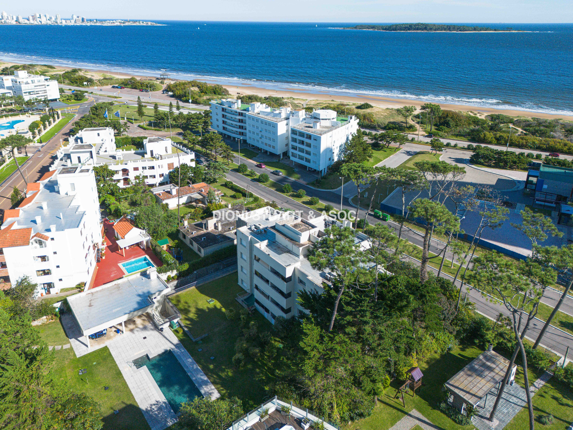 VENTA APARTAMENTO 4 DORMITORIOS EN SUITE CON PARRILLERO Y ESTUFA A LEÑA - PLAYA MANSA