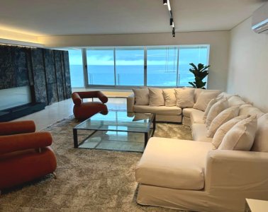 Amplio apartamento en Primera línea de playa brava. PUNTA del Este. Alquiler de verano 
