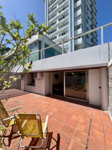 Apartamento en venta de 1 dormitorio y medio. Con patio. Playa mansa. Punta del Este.