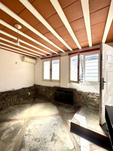 Se vende cómodo apartamento con azotea con parrillero de uso exclusivo. 