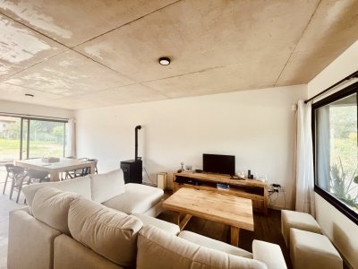 Moderna casa, casi a estrenar, en alquiler de verano, en Punta del Este. 
