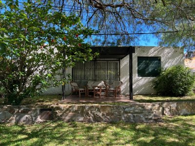 Se vende casa, en excelente ubicación.