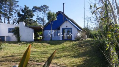 Oportunidad en Pinares, a 3 cuadras de la playa. Casa a reciclar. 