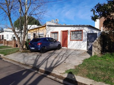 Casa remodelada en venta, 2 dormitorios y 2 baños, con barbacoa. 