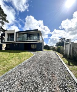 Moderna casa, casi a estrenar, en alquiler de verano, en Punta del Este. 