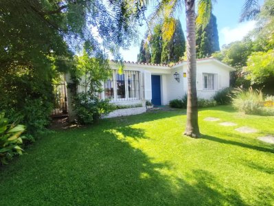 Casa en venta en parada 9 de la mansa, a metros de la playa. 