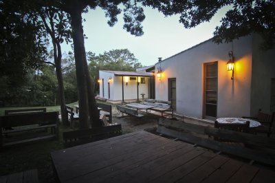 Hermosa Construcción con amplio Jardin en Punta Ballena.