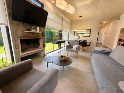 Casa moderna con piscina y gran entorno verde en Solanas