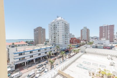 Torre Libertador. Amplio apartamento de 1 dormitorio y medio. Frente a la Plaza.