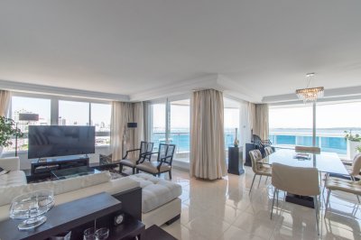 Millenium. Esquinero a la Peninsula. Playa Mansa.