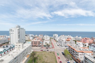 Torre Verona. Piso alto de 2 dormitorios. Reciclado.