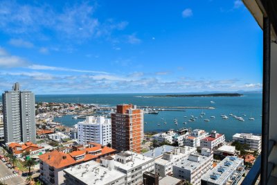 Vista al Puerto! Amplio apartamento de 1 dormitorio y medio. 