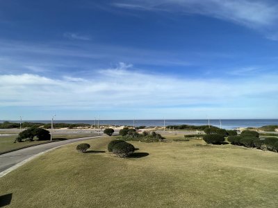 Apartamento en venta de 3 dormitorios  + dependencia de servicio en primera fila