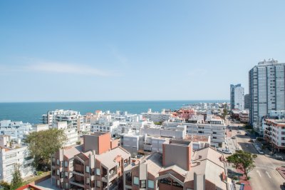 Amplio esquinero de 3 dormitorios en Peninsula. Torre con servicios.