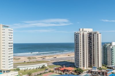 Apartamento en venta de 2 dormitorios + 2 baños y dependencia de servicio.