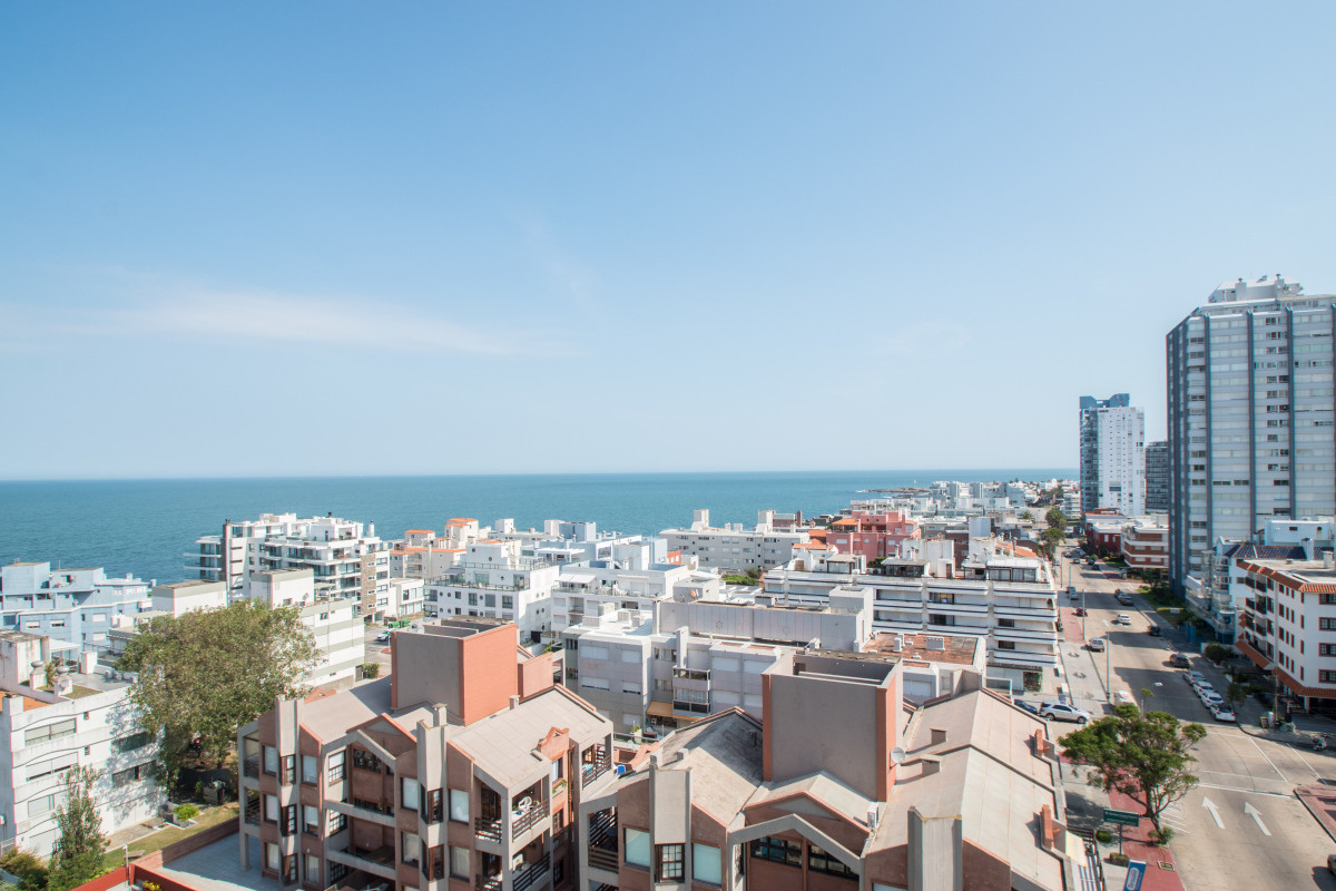 Amplio esquinero de 3 dormitorios en Peninsula. Torre con servicios.