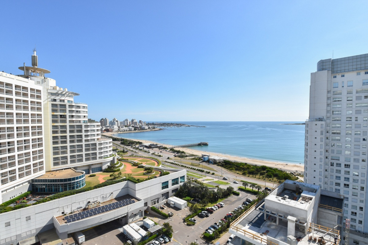 Seasons Tower piso alto! 2 dormitorios con espectacular vista. Playa Mansa