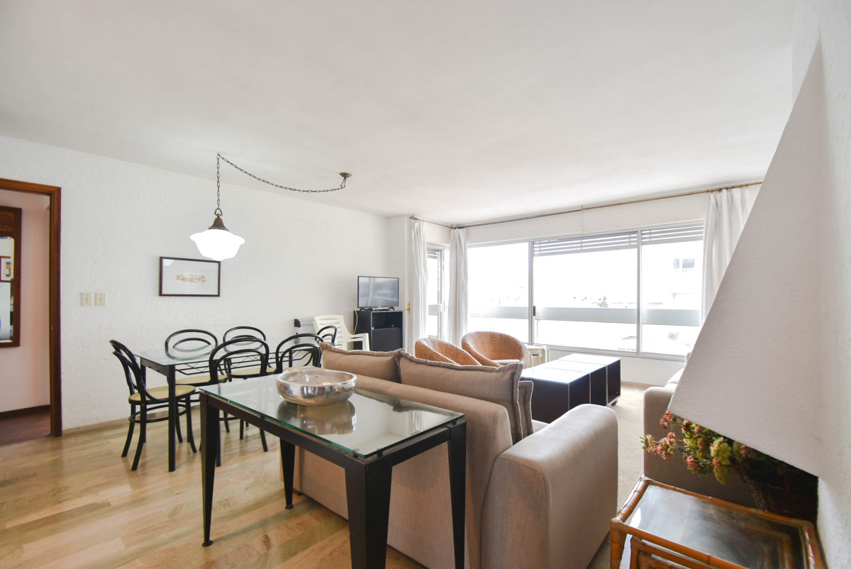 A metros de Los Dedos. Apartamento de 3 dormitorios. Parillero, estufa y más!