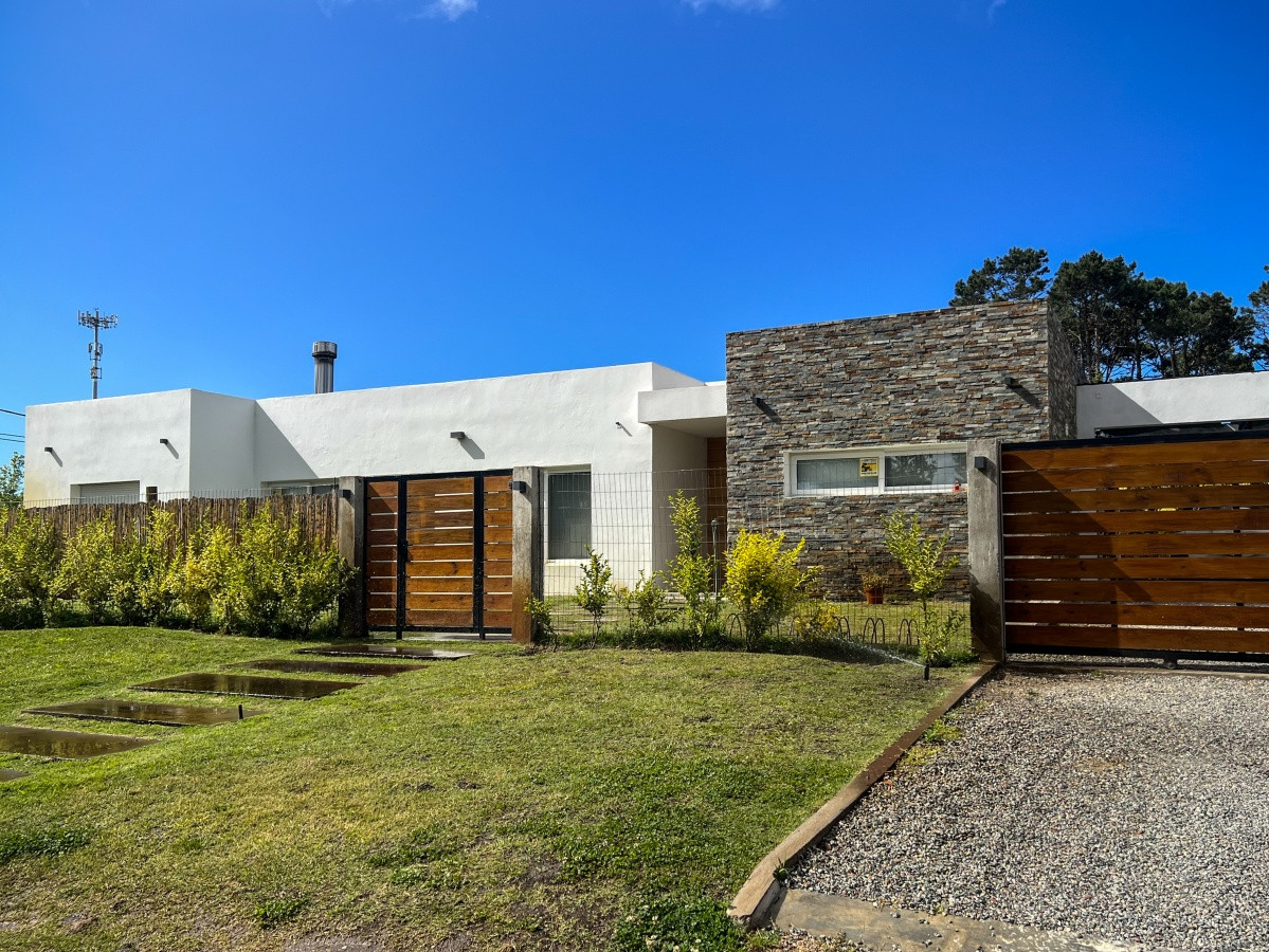 Moderna Casa con piscina climatizada. Barrio Marly. Proxima a Punta Shopping.
