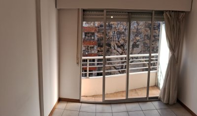 Alquiler Pocitos, Rambla, apartamento monoambiente con terraza