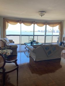 Venta apartamento en la mejor zona de la rambla de Montevideo.