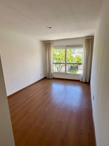 Apartamento en alquiler Pocitos, tres dormitorios 2 baños y garage