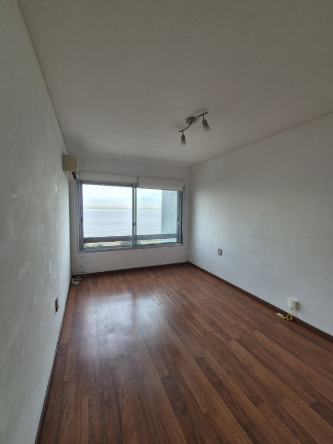 Venta apartamento Malvin sobre Rambla 2 dormitorios garage