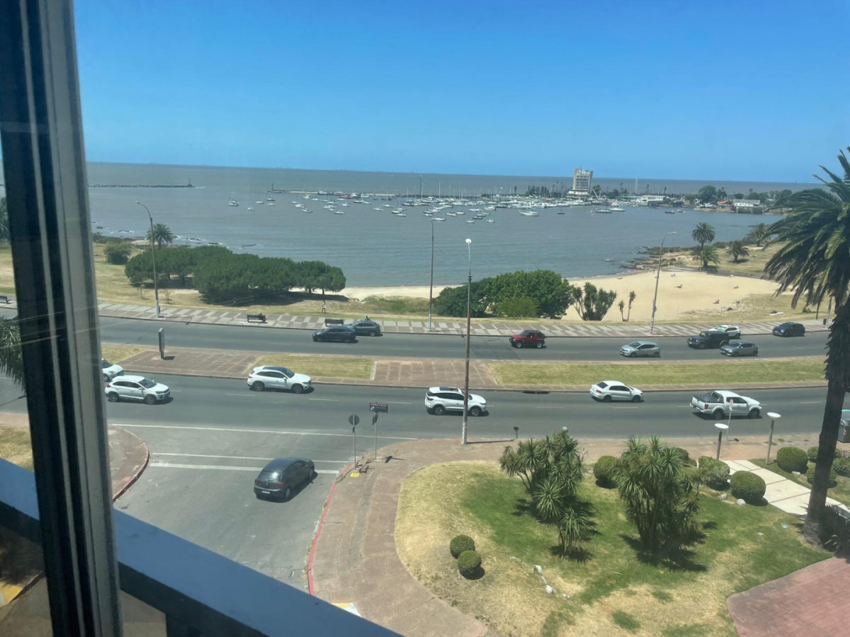 Venta apartamento ,Pocitos Nuevo,3 dormitorios y servicio,4baños,2 garajes, vista única