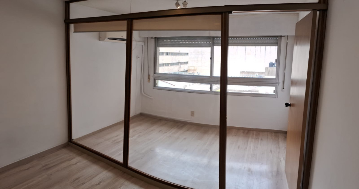 Venta monoambiente Cordón, vivienda u oficina con divisiones, garage lugar fijo.-