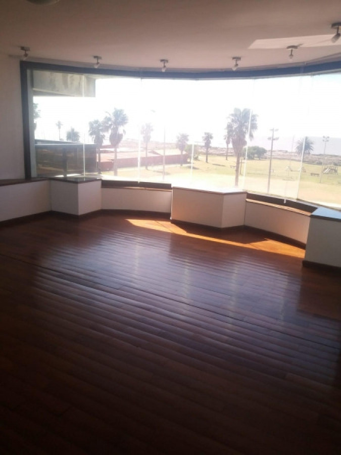 Venta de Gran apartamento de 5 dor. en Rambla Gandhi, punta carretas