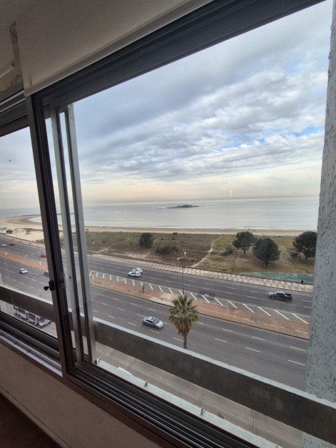Venta apartamento Malvin sobre Rambla 2 dormitorios garage