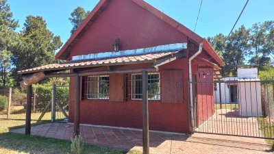 Casa en venta en Pinamar sur, casa tipo cabaña