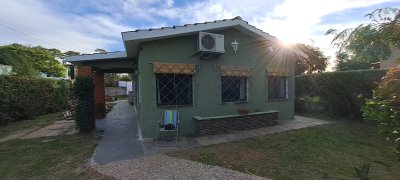 Venta de casa, Las Toscas, 3 dormitorios, living comedor con estufa leña, sobre aveninda principal.