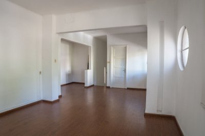 Casa en venta, con renta, Tres Cruces, 2 plantas, 6 dorm, 2 baños, garage x 2