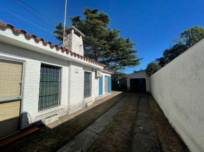 Casa en venta en Atlantida, 3 dorm, garaje, barbacoa y apto servicio