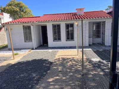 Alquiler casa a estrenar Solymar 1 dormitorio, cochera, parrillero