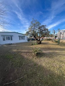 Casa en alquiler en Salinas, de 2 dormitorios y demas, terreno cercado