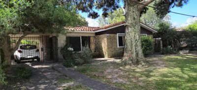 Casa en Atlántida, dos dormitorios y apartamento al fondo