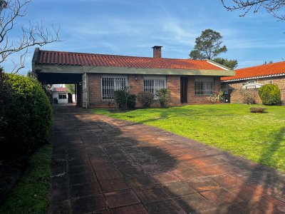 Venta casa Lagomar sur 5 dormitorios 3 baños . mas barbacoa con servicio 