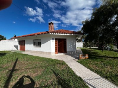 **RESERVADA **/Casa al sur 2 dormitorios sobre calle pavimentada 