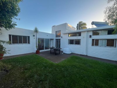 Casa en venta en El Pinar al sur . 2 dormitorios!! 