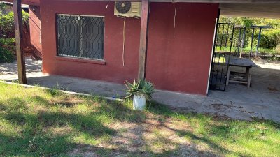 Casa a la venta en Lomas Solymar al sur, 2 dormitorios, estufa leña, fondo 
