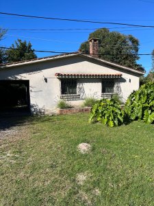 Casa en venta Salinas sur, proxima al Centro, cochera y fondo c/parrillero techado