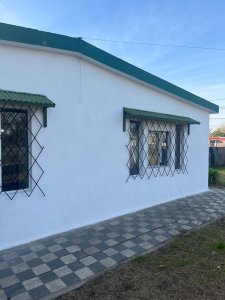 Casa en alquiler en Salinas, de 2 dormitorios y demas, terreno cercado