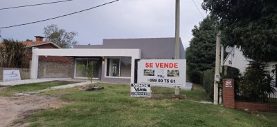 Venta Casa, Villa Argentina, 3 dormitorios, 2 baños, cerca de la playa.