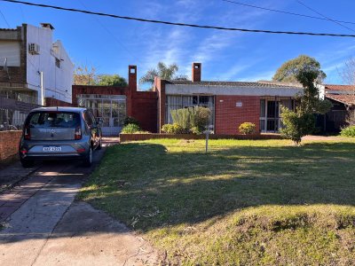 VENTA CASA AL SUR 2 DORMITORIOS GARAGE BARBACOA 