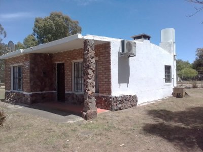 Venta de casa en Marindia de 2 dorm, living estufa leña, mas apto de 1 dorm, terreno 720 m2