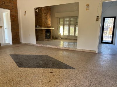 Casa en Alquiler en Shangrila Sur, 4 dormitorios, 3 baños, living con estufa leña