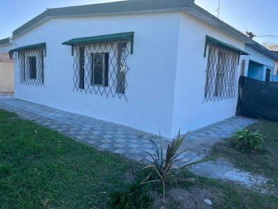 Alquiler casa en Salinas, dos dormitorios, sobre ruta Interbalnearia