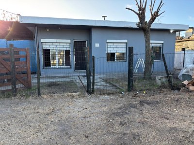 Casa en alquiler, Paso Carrasco, 3 dormitorios, living con estufa leña, parrillero.